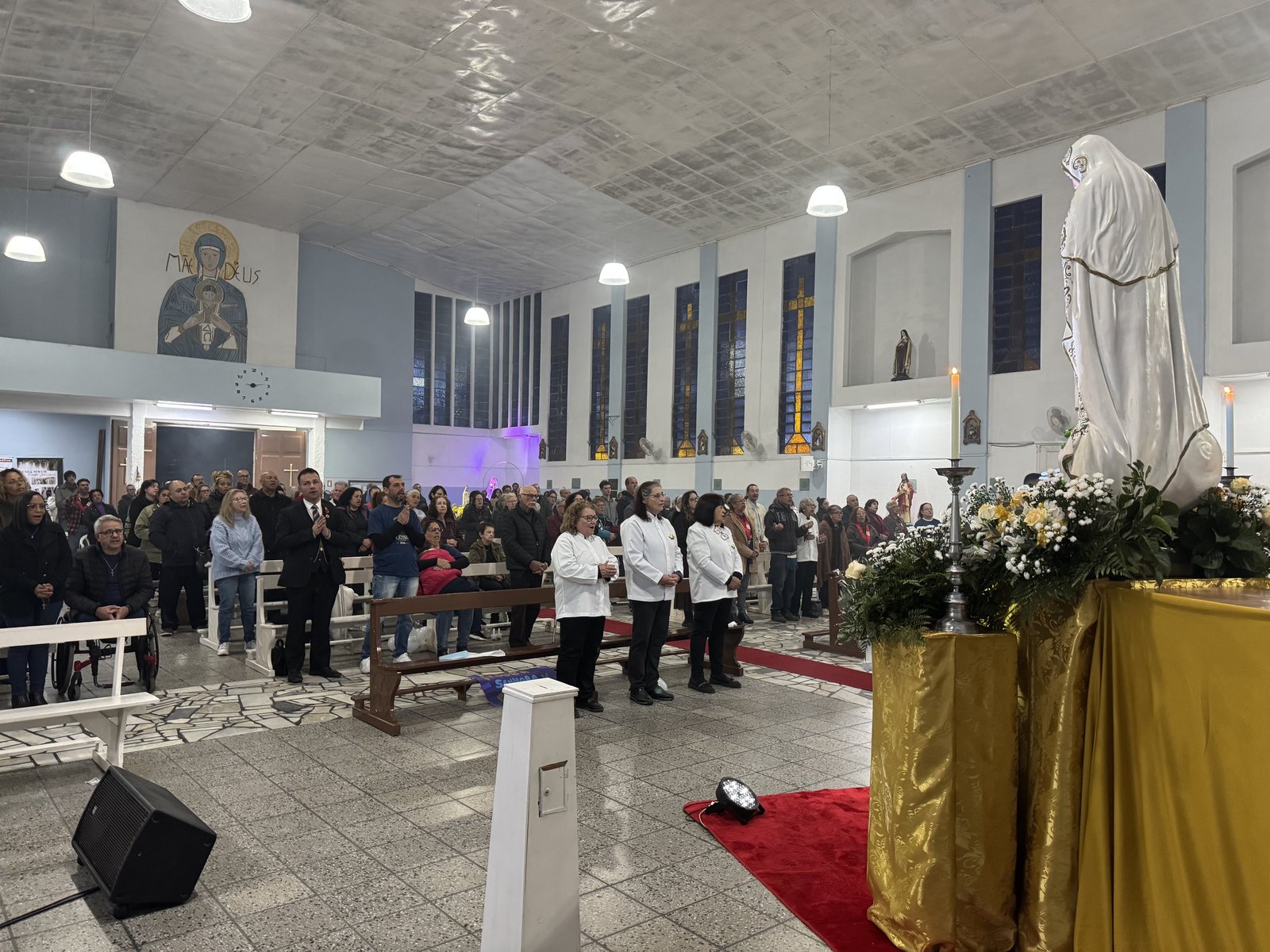 Interior da igreja cheia de fiéis durante uma celebração