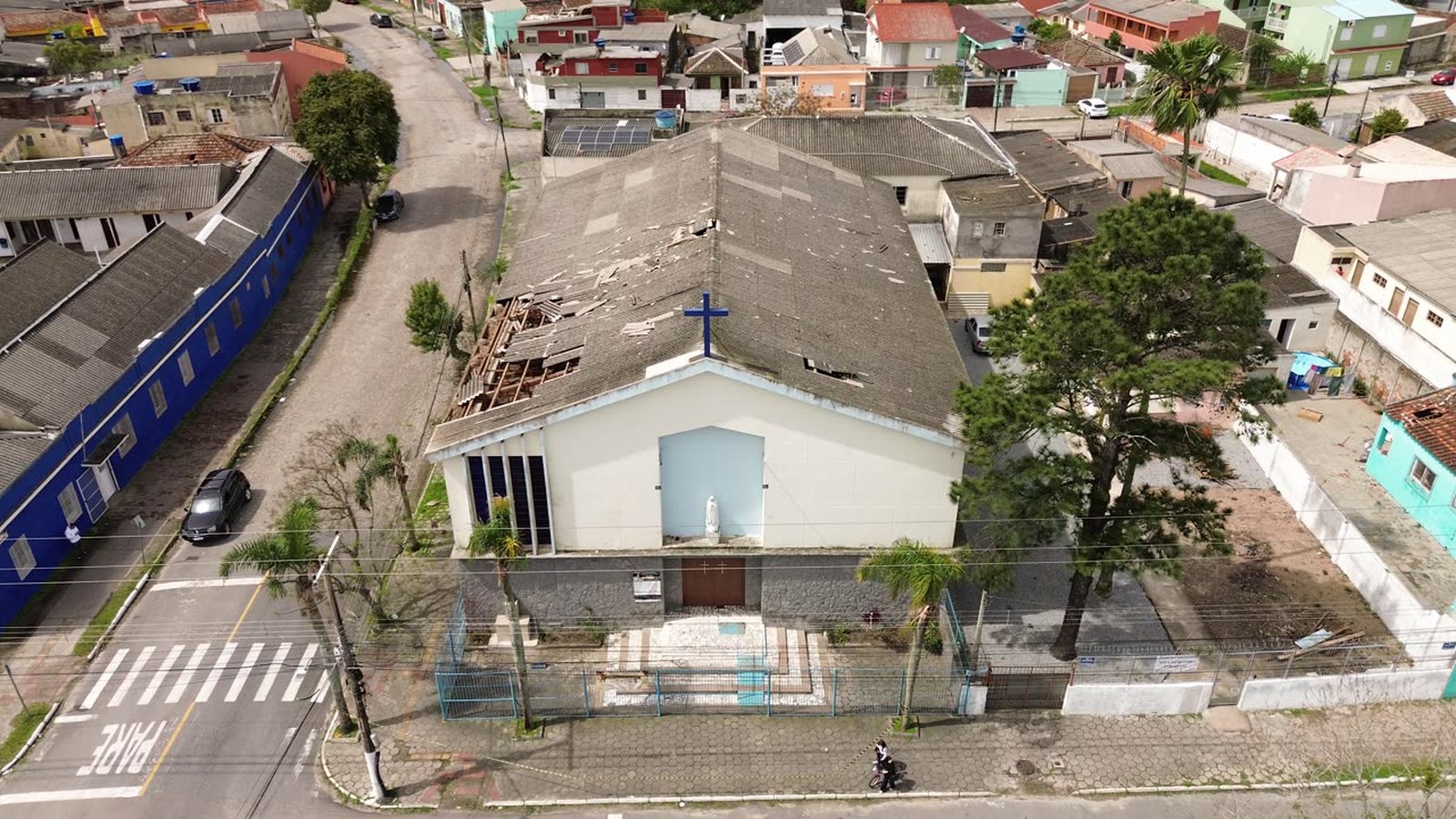 Vista aérea da igreja com parte do telhado desabada sobre a nave